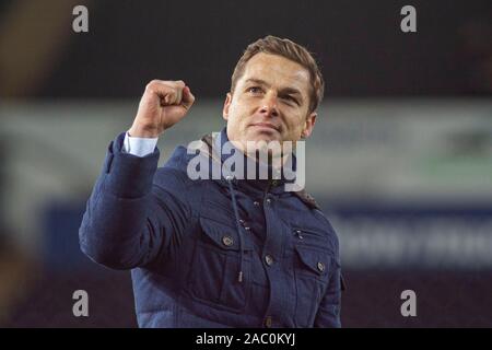 Swansea, Royaume-Uni. 29 Nov, 2019. Fulham manager Scott Parker souligne et salue les fans de là à temps plein. Match de championnat Skybet EFL, Swansea City v Fulham au Liberty Stadium de Swansea, Pays de Galles du Sud Le vendredi 29 novembre 2019. Cette image ne peut être utilisé qu'à des fins rédactionnelles. Usage éditorial uniquement, licence requise pour un usage commercial. Aucune utilisation de pari, de jeux ou d'un seul club/ligue/dvd publications. pic de Lewis Mitchell/Andrew Orchard la photographie de sport/Alamy live news Crédit : Andrew Orchard la photographie de sport/Alamy Live News Banque D'Images