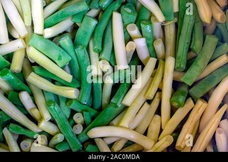 Haricot jaune et vert en tranches cuites à l'eau dans une casserole. Vue rapprochée Banque D'Images