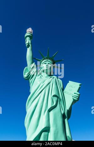 Grand modèle de Statue de la liberté contre un ciel bleu Banque D'Images