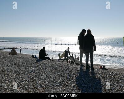 Surf d'hiver à Selsey beach en février 2019 avec des gens qui se découpent sur la plage en regardant Banque D'Images