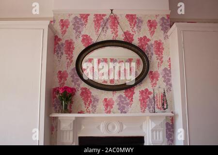 Chambre de style victorien avec papier peint fleuri et cheminée Banque D'Images