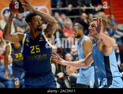 Saint-pétersbourg, Russie. 29 Nov, 2019. La Russie. Saint-pétersbourg. Le 29 novembre 2019. Les joueurs de BC Real Madrid Jordanie Mickey et BC Zenit Colton Iverson (de gauche à droite) dans l'Euroligue de basket-ball match entre les équipes Zenit (Russie, Saint-Pétersbourg) et Crédit du Real Madrid : Andreï Pronin/ZUMA/Alamy Fil Live News Banque D'Images