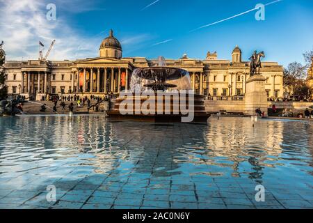 Vue sur la fontaine emblématique à Trafalgar Square et la National Gallery de Londres, Angleterre Banque D'Images