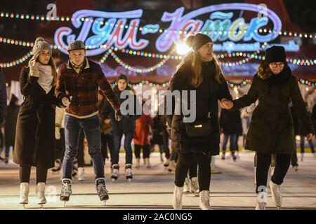 Moscou, la patinoire du carré rouge est ouvert au public du 30 novembre. 1er mars, 2020. Les gens patiner pendant la soirée d'ouverture sur la patinoire de gomme à la place Rouge à Moscou, Russie, le 29 novembre 2019. La patinoire du carré rouge est ouvert au public du 30 novembre 2019 au 1 mars 2020. Credit : Evgeny Sinitsyn/Xinhua/Alamy Live News Banque D'Images