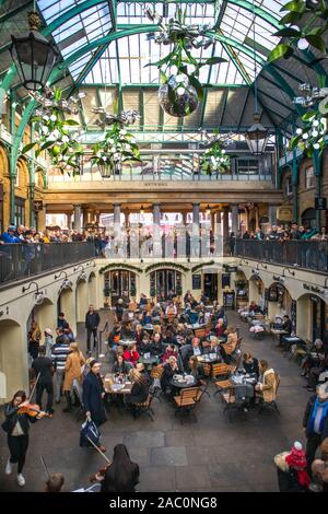 Covent Garden au moment de Noël, avec ses domaines de l'alimentation, les différents étages, les décorations et les merveilleux toit voûté du vieux marché, Londres Banque D'Images