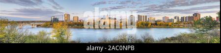 Une vue panoramique de Saskatoon, Canada cityscape sur la rivière Banque D'Images