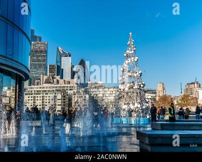 Londres, Angleterre, Royaume-Uni - 29 novembre 2019 : arbre de Noël décoré à l'extérieur dans un jour temps pour l'hiver maison de célébration dans une belle place de Banque D'Images