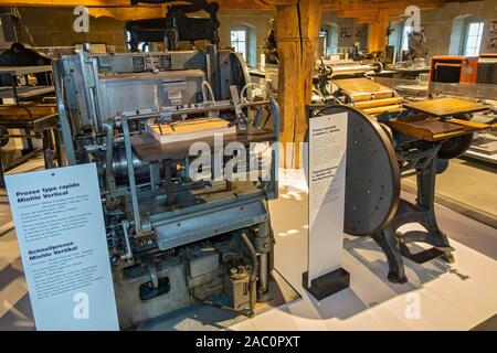 Suisse, Fribourg, Musée Musée Gutenberg, de l'intérieur la pièce, presses à imprimer vers 1947 (L) et 1900 (R) Banque D'Images