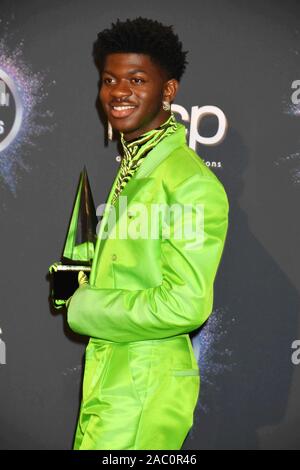 LOS ANGELES, CALIFORNIE - Le 24 novembre : Lil X Nas, gagnant de la chanson favorite - Rap / Hip-Hop pour "Old Town Road" ft. Billy Ray Cyrus pose dans la salle de presse au cours de la 2019 American Music Awards au Théâtre de Microsoft le 24 novembre 2019 à Los Angeles, Californie. Banque D'Images