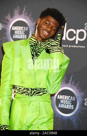 LOS ANGELES, CALIFORNIE - Le 24 novembre : Lil X Nas, gagnant de la chanson favorite - Rap / Hip-Hop pour "Old Town Road" ft. Billy Ray Cyrus pose dans la salle de presse au cours de la 2019 American Music Awards au Théâtre de Microsoft le 24 novembre 2019 à Los Angeles, Californie. Banque D'Images