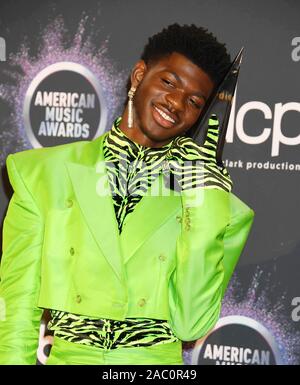 LOS ANGELES, CALIFORNIE - Le 24 novembre : Lil X Nas, gagnant de la chanson favorite - Rap / Hip-Hop pour "Old Town Road" ft. Billy Ray Cyrus pose dans la salle de presse au cours de la 2019 American Music Awards au Théâtre de Microsoft le 24 novembre 2019 à Los Angeles, Californie. Banque D'Images