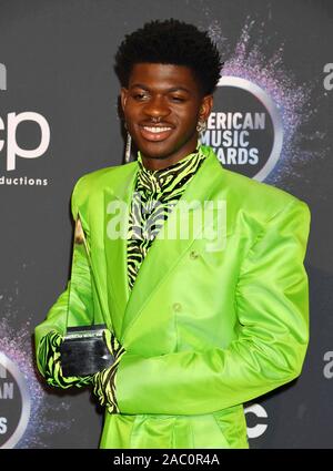 LOS ANGELES, CALIFORNIE - Le 24 novembre : Lil X Nas, gagnant de la chanson favorite - Rap / Hip-Hop pour "Old Town Road" ft. Billy Ray Cyrus pose dans la salle de presse au cours de la 2019 American Music Awards au Théâtre de Microsoft le 24 novembre 2019 à Los Angeles, Californie. Banque D'Images