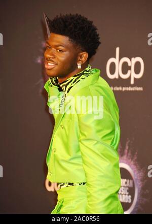 LOS ANGELES, CALIFORNIE - Le 24 novembre : Lil X Nas, gagnant de la chanson favorite - Rap / Hip-Hop pour "Old Town Road" ft. Billy Ray Cyrus pose dans la salle de presse au cours de la 2019 American Music Awards au Théâtre de Microsoft le 24 novembre 2019 à Los Angeles, Californie. Banque D'Images