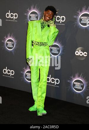 LOS ANGELES, CALIFORNIE - Le 24 novembre : Lil X Nas, gagnant de la chanson favorite - Rap / Hip-Hop pour "Old Town Road" ft. Billy Ray Cyrus pose dans la salle de presse au cours de la 2019 American Music Awards au Théâtre de Microsoft le 24 novembre 2019 à Los Angeles, Californie. Banque D'Images