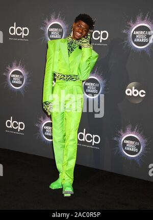 LOS ANGELES, CALIFORNIE - Le 24 novembre : Lil X Nas, gagnant de la chanson favorite - Rap / Hip-Hop pour "Old Town Road" ft. Billy Ray Cyrus pose dans la salle de presse au cours de la 2019 American Music Awards au Théâtre de Microsoft le 24 novembre 2019 à Los Angeles, Californie. Banque D'Images