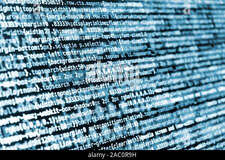 Le code de programmation CSS compressé à l'écran dans les tons bleus Banque D'Images
