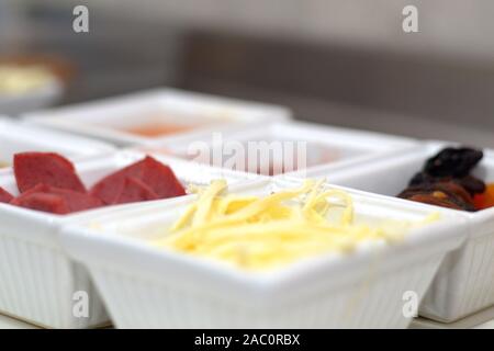 Mezze méditerranéens, démarreurs, olives, fromage, fruits secs et noix dans de petits plats de service a également servi dans le cadre d'un petit-déjeuner turc Banque D'Images