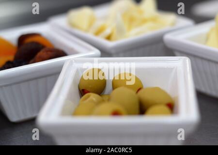 Mezze méditerranéens, démarreurs, olives, fromage, fruits secs et noix dans de petits plats de service a également servi dans le cadre d'un petit-déjeuner turc Banque D'Images