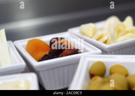Mezze méditerranéens, démarreurs, olives, fromage, fruits secs et noix dans de petits plats de service a également servi dans le cadre d'un petit-déjeuner turc Banque D'Images
