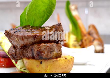 Préparé Chef Bonfile Steak sur pomme de terre rôti avec salade, garniture de légumes grillés et brocolli mash Banque D'Images