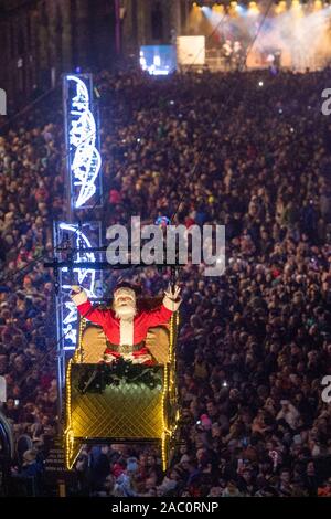 Photographié, les célébrations de Noël extrêmement populaires de la capitale écossaise débutent officiellement ce week-end avec Light Night le dimanche, Banque D'Images