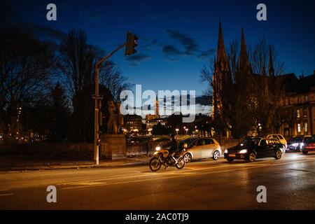 Strasbourg, France - Nov 23, 2017 : vue depuis le pont John F. Kennedy pour la Cathédrale Notre-Dame dans le centre de Strasbourg au crépuscule avec des voitures les motocyclistes en attente à lumière rouge Banque D'Images