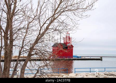 Michigan phare rouge en Hollande avec le port de l'arbre d'hiver Banque D'Images