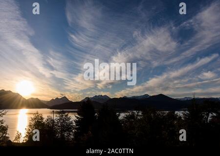 Coucher du soleil sur l'été au lac Nahuel Huapi Parc National Nahuel Huapi, Villa La Angostura, Patagonie, Argentine Banque D'Images