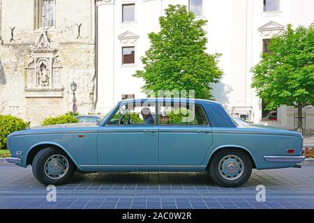 BUDAPEST, HONGRIE - 26 MAI 2019- voir d'une classique bleu vintage Rolls Royce voiture dans la rue à Budapest, Hongrie. Banque D'Images