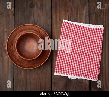 Plaques en céramique marron vide sur une table en bois, vue du dessus Banque D'Images