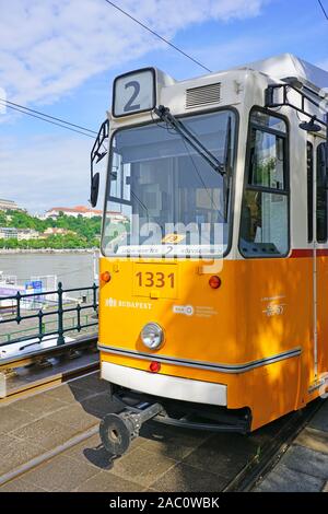 BUDAPEST, HONGRIE -27 mai 2019- Vue d'un tramway jaune sur la rue au centre-ville de Budapest, Hongrie. Banque D'Images