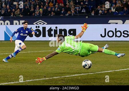 Gelsenkirchen, Allemagne. 29 Nov, 2019. Suat Serdar (L) de Schalke 04 shoots à marquer lors d'un match de Bundesliga allemande contre le FC Union Berlin à Gelsenkirchen, Allemagne, le 29 novembre 2019. Credit : Joachim Bywaletz/Xinhua/Alamy Live News Banque D'Images