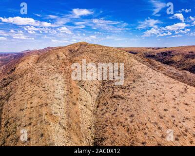 Le spectaculaire paysage des montagnes rocheuses entourant la Serpentine Gorge, dans les West MacDonnell Ranges, Territoire du Nord, Australie. Banque D'Images