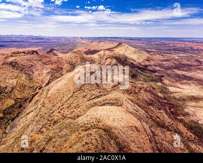 Le spectaculaire paysage des montagnes rocheuses entourant la Serpentine Gorge, dans les West MacDonnell Ranges, Territoire du Nord, Australie. Banque D'Images