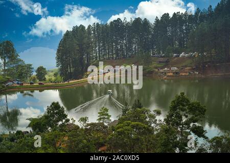 Sembuwatta Lake est une attraction touristique située à Elkaduwa dans le district de Matale Sri Lanka, adjacente à la réserve forestière de Campbell's Lane. Banque D'Images