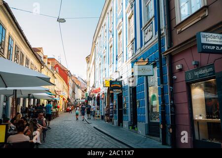 Zagreb, Croatie - Juillet 3, 2019 : 81, rue des magasins et des restaurants Banque D'Images