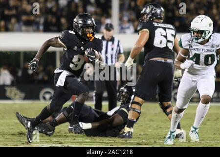 29 novembre 2019 : UCF Knights running back Adrian Killins Jr. (9) s'exécute avec la balle pour un touché lors de la NCAA football match entre le Sud de la Floride et de l'UCF Knights taureaux tenue au stade du spectre à Orlando, Floride. Andrew J. Kramer/Cal Sport Media Banque D'Images