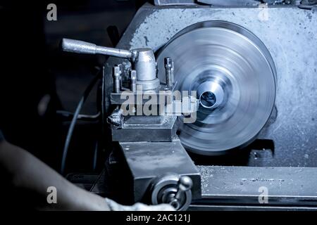 Les travailleurs professionnels font de l'usinage de pièces métalliques, machines de métal dans les grandes usines industrielles-image Banque D'Images