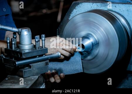 Les travailleurs professionnels font de l'usinage de pièces métalliques, machines de métal dans les grandes usines industrielles-image Banque D'Images
