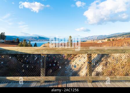 Penticton, Colombie-Britannique / Canada - 24 novembre 2019 : love locks attachées à un pont sur chevalets sur le Kettle Valley Rail Trail, un sentier populaire pour Banque D'Images