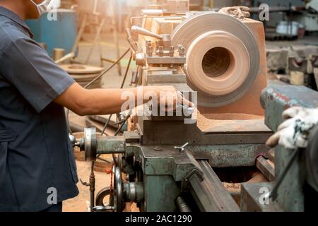 Les travailleurs professionnels font de l'usinage de pièces métalliques, machines de métal dans les grandes usines industrielles-image Banque D'Images