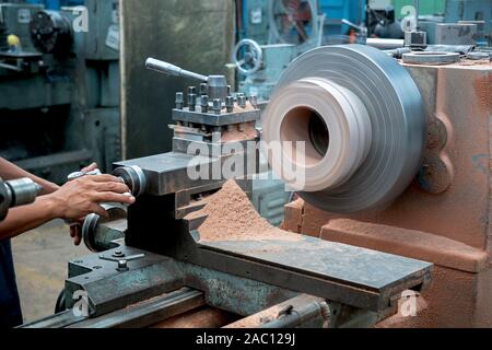 Les travailleurs professionnels font de l'usinage de pièces métalliques, machines de métal dans les grandes usines industrielles-image Banque D'Images