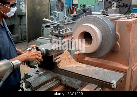 Les travailleurs professionnels font de l'usinage de pièces métalliques, machines de métal dans les grandes usines industrielles-image Banque D'Images
