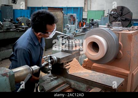 Les travailleurs professionnels font de l'usinage de pièces métalliques, machines de métal dans les grandes usines industrielles-image Banque D'Images