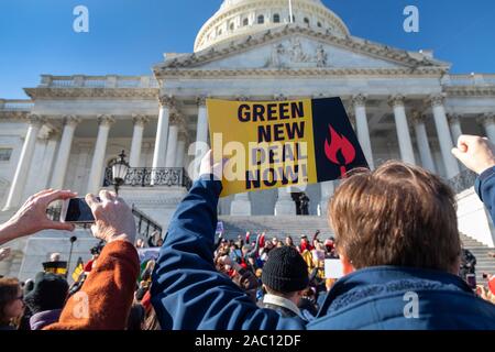 Washington, DC - 29 novembre 2019 - Un rassemblement à la capitale américaine, l'un d'une série d'hebdomadaire 'exercice incendie Vendredi' dirigé par Jane Fonda, exigeant que les dirigeants politiques prennent des mesures sur la crise des changements climatiques. Trente-huit personnes ont été arrêtées alors qu'elles ont refusé de quitter le Capitole comme suit. Crédit : Jim West/Alamy Live News Banque D'Images