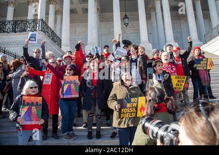 Washington, DC - 29 novembre 2019 - Un rassemblement à la capitale américaine, l'un d'une série d'hebdomadaire 'exercice incendie Vendredi' dirigé par Jane Fonda, exigeant que les dirigeants politiques prennent des mesures sur la crise des changements climatiques. Trente-huit personnes ont été arrêtées alors qu'elles ont refusé de quitter le Capitole comme suit. Crédit : Jim West/Alamy Live News Banque D'Images