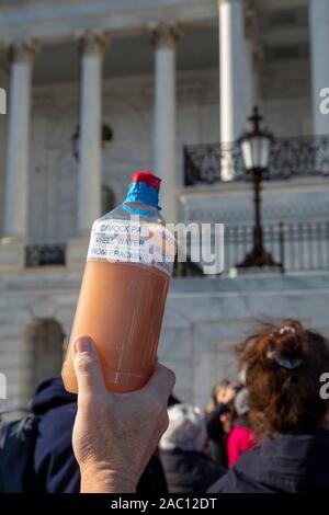 Washington, DC - 29 novembre 2019 - un manifestant est titulaire d'un pot d'eau et d'une région où la fracturation hydraulique a lieu à un rassemblement devant le Capitole. Il faisait partie d'une série de 'hebdomadaire exercice incendie Vendredi' dirigé par Jane Fonda, exigeant que les dirigeants politiques prennent des mesures sur la crise des changements climatiques. Trente-huit personnes ont été arrêtées alors qu'elles ont refusé de quitter le Capitole comme suit. Crédit : Jim West/Alamy Live News Banque D'Images