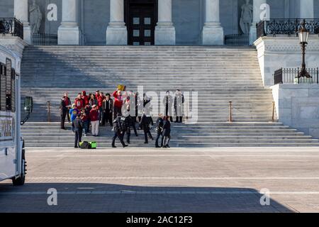 Washington, DC - 29 novembre 2019 - Trente-huit personnes ont été arrêtés lors d'un rassemblement à la capitale américaine, l'un d'une série d'hebdomadaire 'exercice incendie Vendredi' dirigé par Jane Fonda. Les rallyes ont exigé que les dirigeants politiques prennent des mesures sur la crise des changements climatiques. Crédit : Jim West/Alamy Live News Banque D'Images