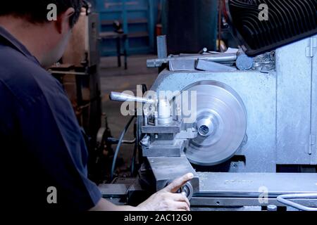 Les travailleurs professionnels font de l'usinage de pièces métalliques, machines de métal dans les grandes usines industrielles-image Banque D'Images