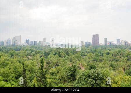 Mexico / Mexique ; 21 Mai 2014 : vue sur la forêt de Chapultepec et château de Chapultepec de Mexico City Banque D'Images